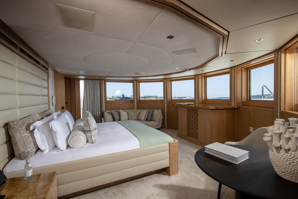 FRIENDSHIP Yacht charter master suite with 180 degree view