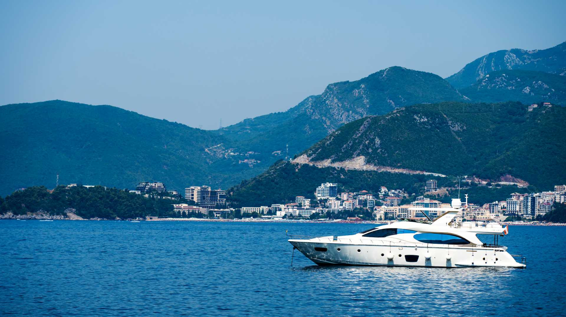 corporate event yacht, A smaller sized yacht sailing.