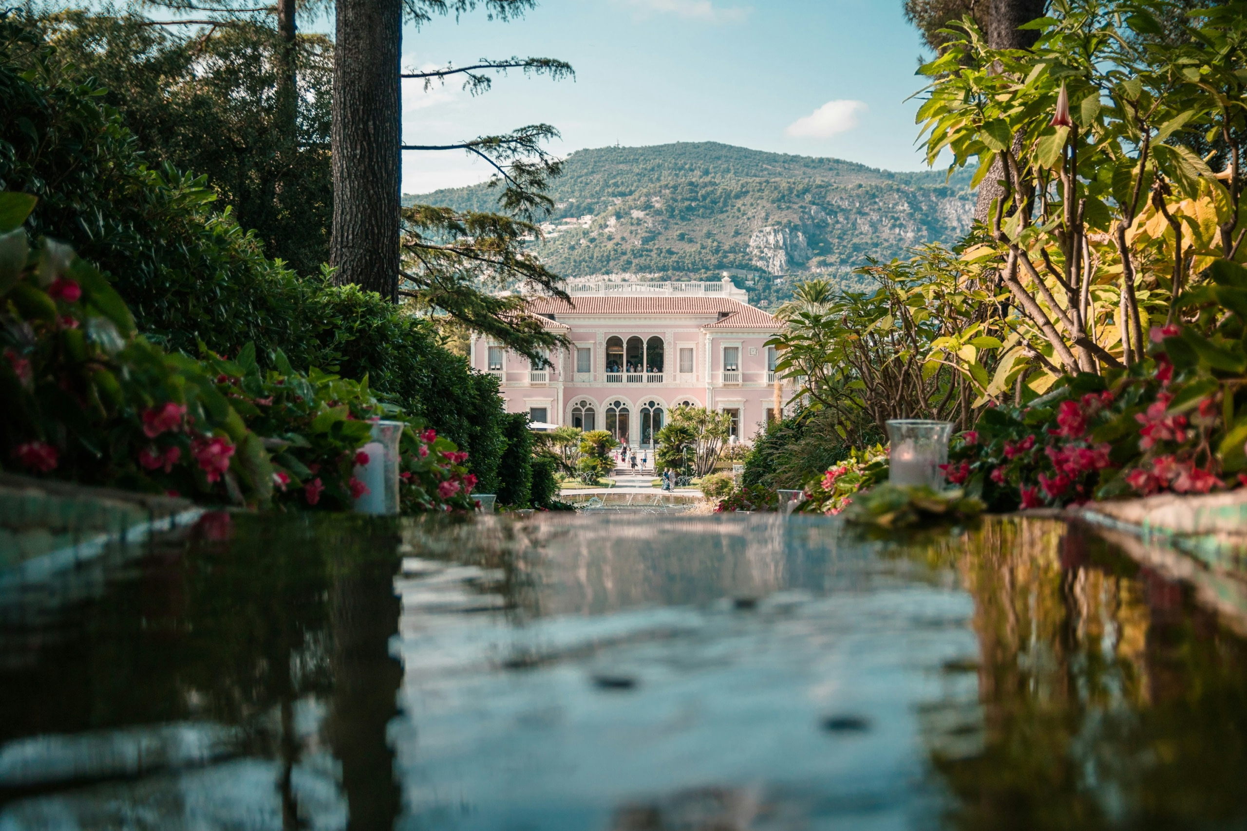 Villa Ephrussi de Rothschild in the distance with mountains in the back. Ideal for your Saint-Jean-Cap-Ferrat yacht charter.