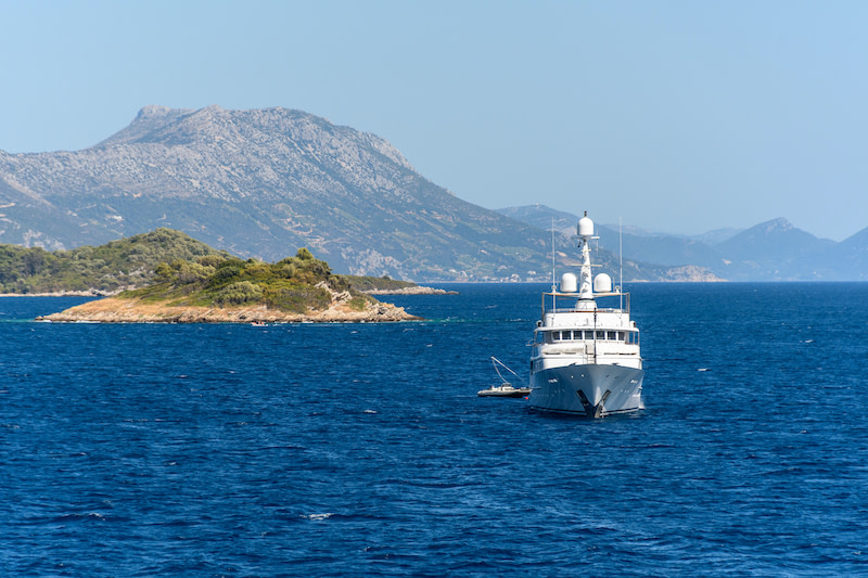 €300000 per week superyacht, a large yacht at sea.